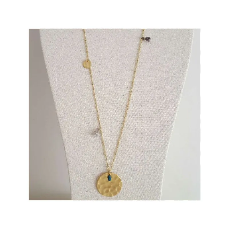 Sautoir avec médaille martelée mate en plaqué Or sur une chaine fine. 