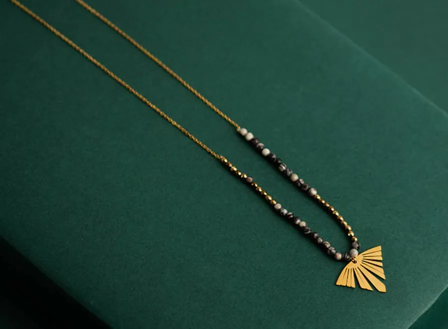 Sautoir chaîne/perles et pendentif en forme de feuille triangulaire