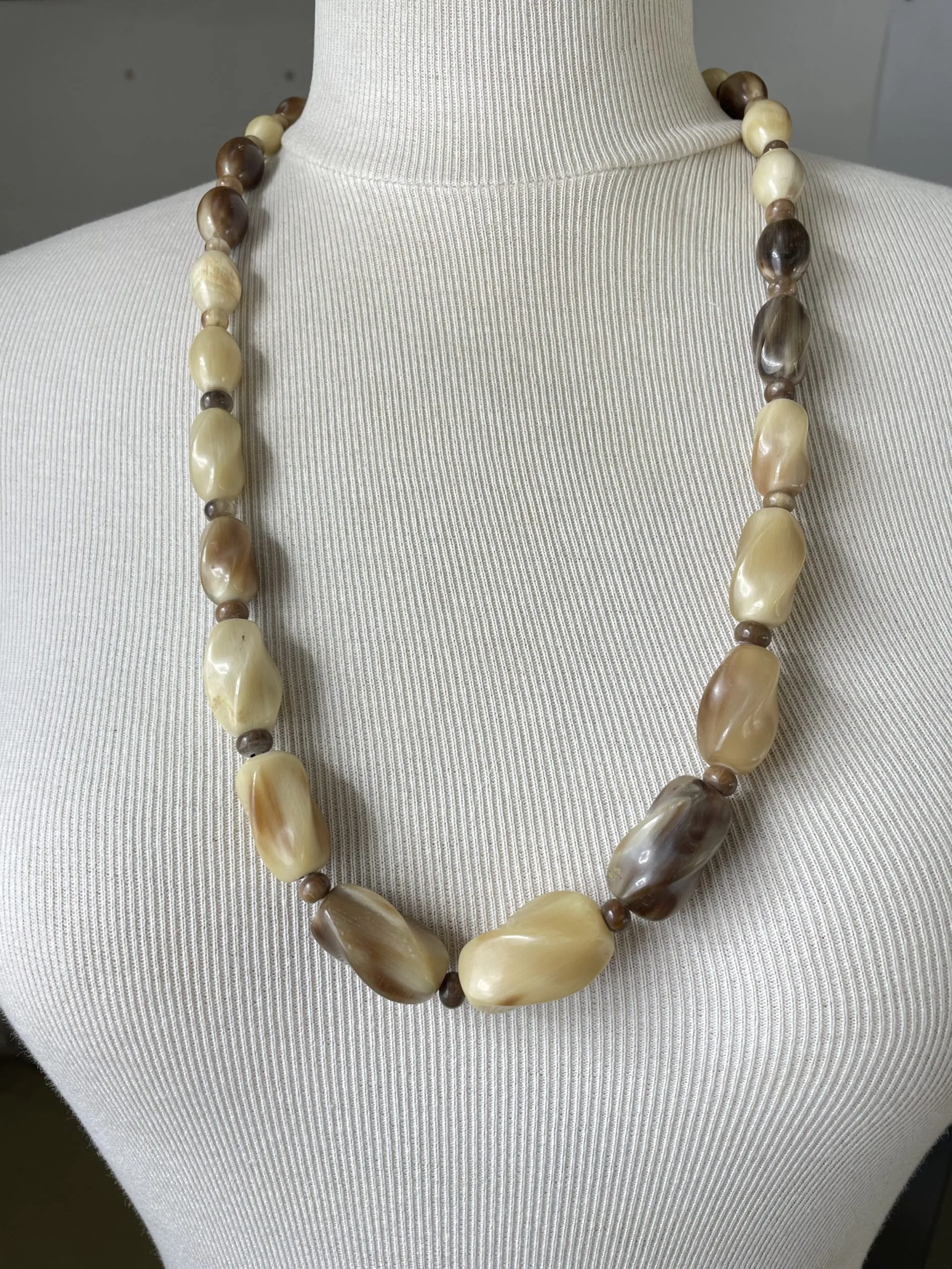 Sautoir pierres beige et café - Ressourcerie Histoires Sans Fin