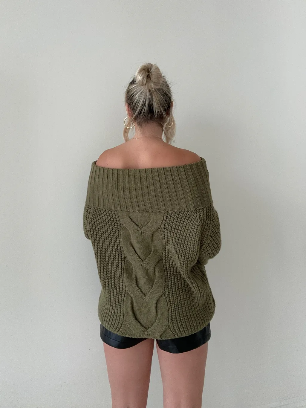 Vera – Pull en maille épaules dénudées pour un look d’automne stylé